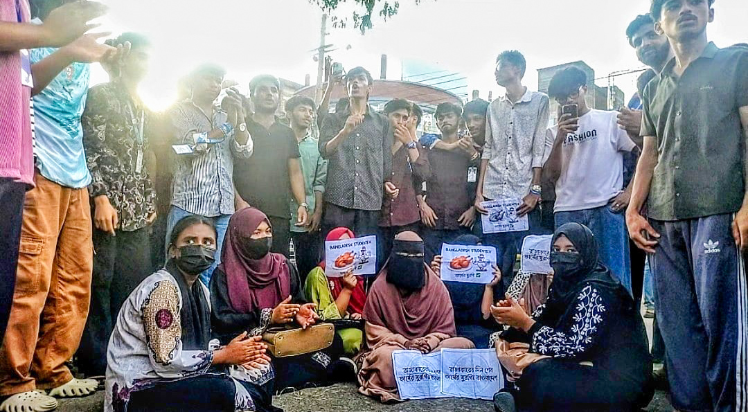 শিক্ষামন্ত্রীর পদত্যাগের দাবিতে চাঁদপুরে এইচএসসি পরীক্ষার্থীদের সড়ক অবরোধ ও বিক্ষোভ