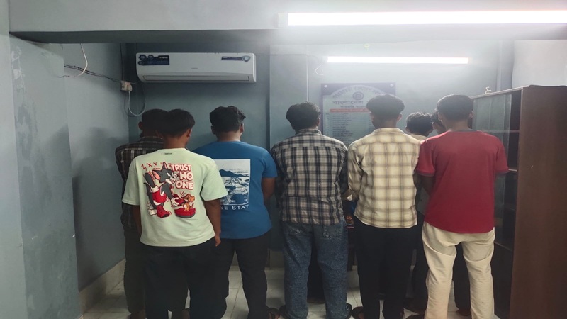 শাহরাস্তি ওয়াকওয়েতে ঘোরাফেরা, ১০ কিশোর আটক; অভিভাবকের জিম্মায় ছেড়ে দিয়েছে পুলিশ