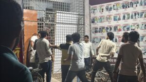 রামদা ও হকিস্টিক নিয়ে স/ন্ত্রাসী কায়দায় সাংবাদিকের উপর রাবি ছাত্রদলের হামলা