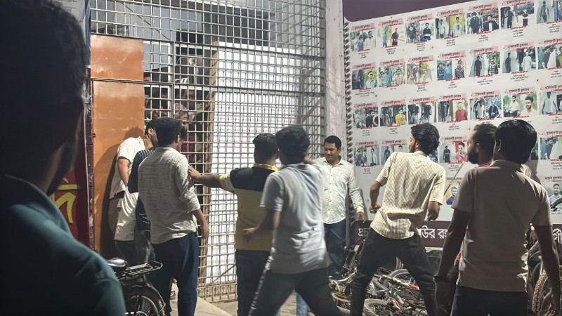 রামদা ও হকিস্টিক নিয়ে স/ন্ত্রাসী কায়দায় সাংবাদিকের উপর রাবি ছাত্রদলের হামলা