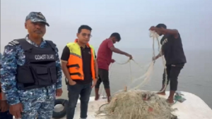 চাঁদপুরে দুই আড়তদারকে জরিমানা, ইলিশ ও কারেন্টজাল জব্দ