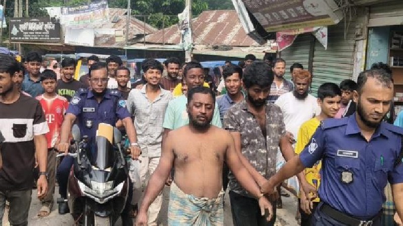 হাইমচরে অটোরিকশার ব্যাটারি চুরির অভিযোগে আটক ২