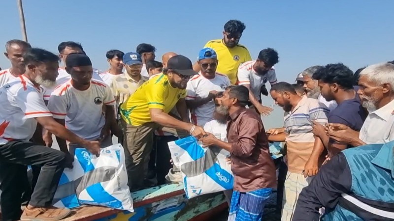 মা ইলিশ রক্ষায় জেলেদের সচেতন করছে ‘ক্লিন চাঁদপুর’, খাদ্য সহায়তা পেলেন দুই শতাধিক জেলে