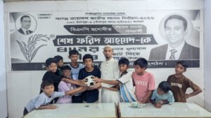 ছোটদের মাঝে ফুটবল বিতরণ করলেন কাউন্সিলর প্রার্থী সালাউদ্দিন ভূঁইয়া