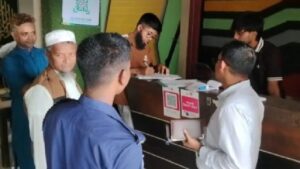 চাঁদপুরে তিন হোটেলকে ৬০ হাজার টাকা জরিমানা, জব্দ ইলিশ এতিমখানায় বিতরণ